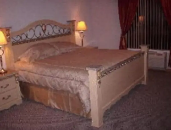 Chateau Royale Inn 7