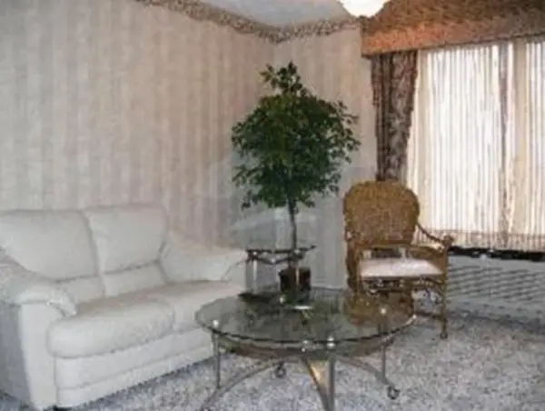 Chateau Royale Inn 9